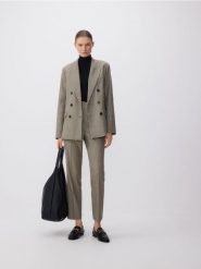 Dwurzędowa marynarka z dodatkiem wiskozy - wielobarwny. Marynarki i żakiety damskie Reserved, l, bez wzorów, z tkaniny. W wyprzedaży za 139.99 zł.