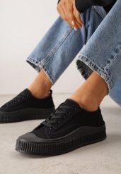 Czarne Klasyczne Trampki na Żłobionej Podeszwie Levanatia. Czarne trampki damskie Renee, bez wzorów, z jeansu, bez zapięcia. Za 69.99 zł.