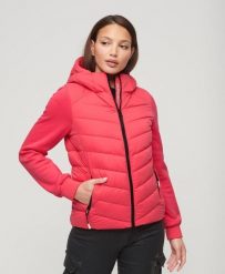 Kurtka hybrydowa z kapturem Storm od SUPERDRY. Czerwone kurtki damskie Superdry, bez wzorów, z materiału, z kapturem. Za 421.60 zł.