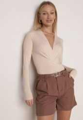 Brązowe Szorty Typu Bermudy z Paskiem i Prostokątną Klamrą Tinalora. Brązowe szorty damskie Born2be, bez wzorów. Za 99.99 zł.