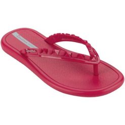 Klapki Ipanema Meu Sol Thon W 27130-AV464 czerwone. Czerwone klapki damskie z aplikacjami, z gumy, bez obcasa, na płaskiej podeszwie, bez zapięcia. Za 116.35 zł.