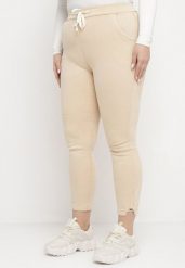Jasnobeżowe Spodnie Skinny ze Sznurkiem w Pasie i Kieszeniami Irfana. Brązowe rurki damskie Born2be, bez wzorów, z jeansu. Za 49.99 zł.