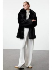 Trendyol Płaszcz w kolorze czarnym ze sztucznego futerka rozmiar: M/L. Czarne płaszcze damskie Trendyol, l, bez wzorów, z puchu, bez kaptura. Za 217.99 zł.
