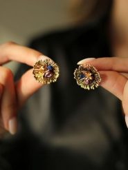 Pierres delicates Pozłacane kolczyki-wkrętki z perłami rozmiar: onesize. Różowe kolczyki damskie Pierres delicates, z perłą, pozłacane. Za 86.99 zł.