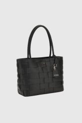 GUESS Czarna shopperka damska Maylee. Czarne shopper bag Guess, z aplikacjami, ze skóry ekologicznej, bez dodatków. W wyprzedaży za 559.99 zł.