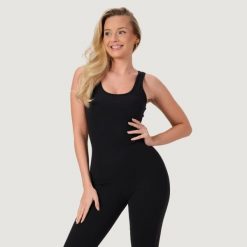 Kombinezon damski fitness bez rękawów slim fit NEO Black. Czarne kombinezony damskie GYMBEAM, s, bez wzorów, z dresówki, sportowe, bez kołnierzyka, bez ramiączek, długie. Za 175.90 zł.