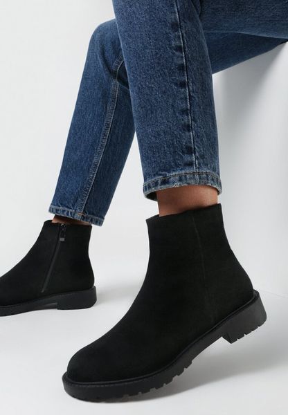 Czarne Zamszowe Płaskie Botki w Klasycznym Stylu Xynya. Czarne botki damskie Born2be, z zamszu, klasyczne, za kostkę, bez obcasa, na płaskiej podeszwie, bez zapięcia. Za 114.99 zł.