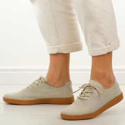 Beżowe skórzane półbuty damskie T.Sokolski w26-611. Brązowe półbuty damskie Sokolski, na jesień, bez wzorów, z jeansu, z okrągłym noskiem, bez obcasa, bez zapięcia. W wyprzedaży za 179.10 zł.