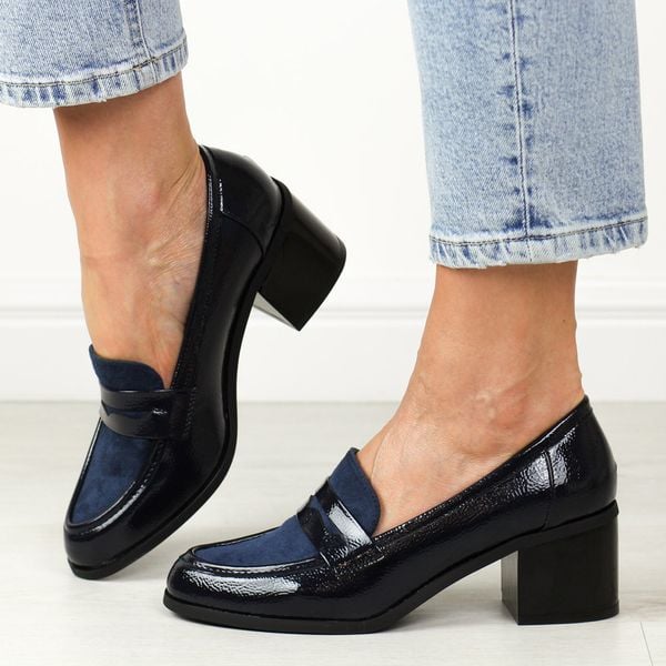 Niebieskie mokasyny damskie na obcasie M.Daszyński 2201D-3A. Niebieskie mokasyny damskie M.Daszyński, na jesień, z lakierowanej skóry, z okrągłym noskiem, bez obcasa. Za 149.00 zł.