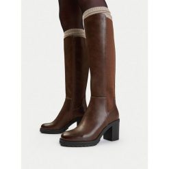 Kozaki JENNY. Brązowe kozaki damskie Jenny, bez obcasa, na słupku, bez zapięcia. Za 229.99 zł.