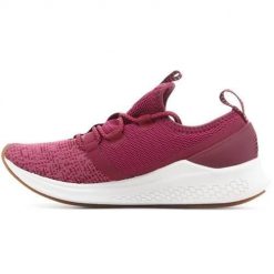 Buty do biegania damskie New Balance WLAZRMP. Białe obuwie sportowe damskie New Balance, z materiału, bez zapięcia, do biegania. Za 481.00 zł.