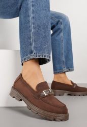 Brązowe Mokasyny z Metaliczną Klamrą Glitterfly. Brązowe mokasyny damskie Renee, z weluru, bez obcasa. Za 99.99 zł.