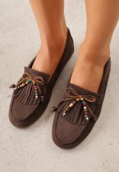 Ciemnobrązowe Mokasyny VICES z Imitacji Zamszu z Kokardką Kolorowymi Koralikami i Skórzaną Wkładką Nenden. Brązowe mokasyny damskie Renee, z jeansu, bez obcasa. Za 99.99 zł.