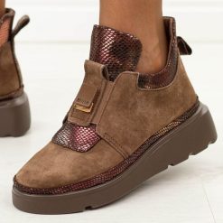 C. Brązowe zamszowe skórzane botki damskie T.Sokolski 419. Brązowe botki damskie Sokolski, na jesień, z dzianiny, eleganckie, z okrągłym noskiem, bez obcasa, na platformie, bez zapięcia. Za 269.00 zł.