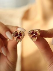 Pierres delicates Pozłacane kolczyki-wkrętki z cyrkoniami rozmiar: onesize. Pomarańczowe kolczyki damskie Pierres delicates, z cyrkonią, pozłacane. Za 43.99 zł.