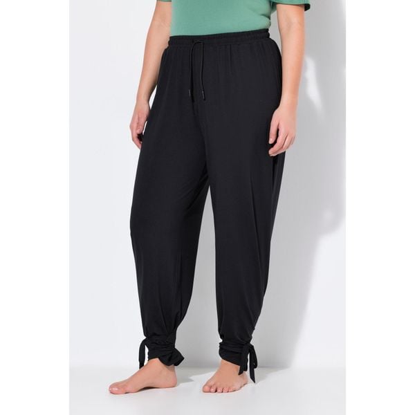 Damskie Spodnie funkcyjne dresowe szybkoschnące z recyklingu. Czarne spodnie dresowe damskie Ulla Popken, na lato, plus size, bez wzorów, z dresówki. Za 239.99 zł.