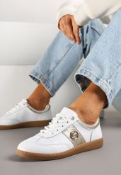Biało-Złote Sneakersy Skórzane Typu Kultowe Tenisówki z Metaliczną Aplikacją Ollisena. Białe obuwie sportowe damskie Renee, na lato, z jeansu, bez zapięcia, tenisowe. Za 169.99 zł.