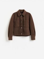 Kurtka shacket z kołnierzykiem - ciemnobrązowy. Brązowe kurtki damskie Reserved, l, bez wzorów, z tkaniny, bez kaptura. Za 149.99 zł.