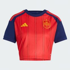 Koszulka domowa o skróconym kroju Hiszpania 26. Czerwone bluzki damskie Adidas, bez wzorów, sportowe, bez kołnierzyka, bez ramiączek. Za 439.00 zł.