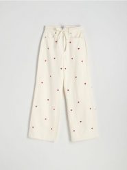 Jeansy wide leg z haftowanym wzorem - biały. Białe jeansy damskie Reserved. W wyprzedaży za 109.99 zł.