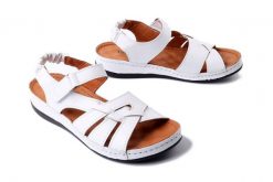 COMFORTABEL 710215-03 weiB, sandały damskie. Białe sandały damskie Comfortabel, bez wzorów, bez obcasa, bez zapięcia. Za 227.92 zł.