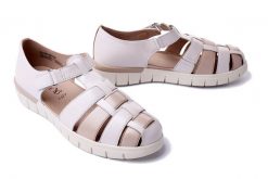 CAPRICE 24500-42 111 M2450042 offwhite/beige, półbuty letnie damskie. Brązowe półbuty damskie Caprice, na lato, bez wzorów, bez obcasa, bez zapięcia. Za 339.90 zł.