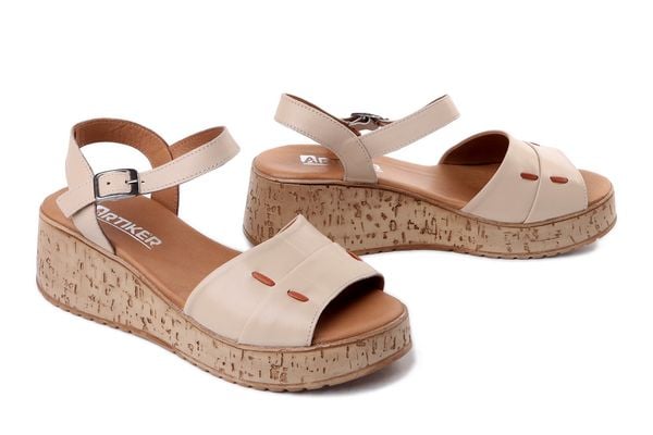 Artiker Relaks 58C3130 beżowy, sandały damskie. Brązowe sandały damskie Artiker Relaks, bez wzorów, bez obcasa, na koturnie, bez zapięcia. Za 160.93 zł.