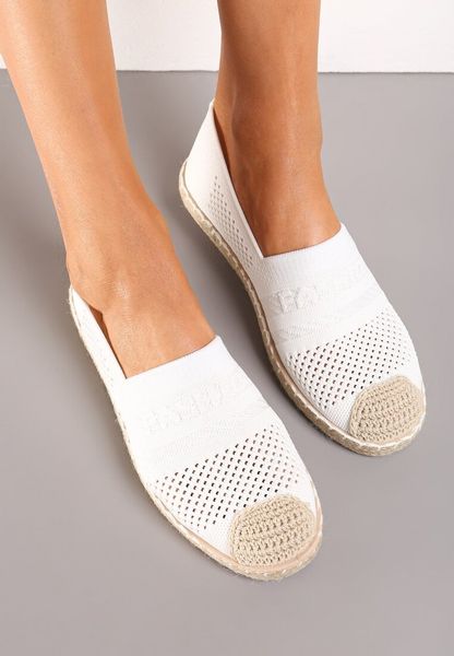 Białe Espadryle z Plecioną Cholewką przed Kostkę Mokosa. Białe espadryle damskie Renee, z aplikacjami, bez obcasa, na płaskiej podeszwie. Za 59.99 zł.