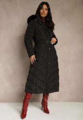 Czarna Zimowa Kurtka Pikowana o Długim Kroju z Paskiem i Kapturem z Futrem Retarda. Czarne kurtki damskie Renee, na zimę, l, bez wzorów, z jeansu. Za 269.99 zł.