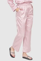 JUICY COUTURE Różowe satynowe spodnie piżamowe w logo. Czerwone piżamy damskie Juicy Couture, bez wzorów, z satyny, bez ramiączek. W wyprzedaży za 199.99 zł.