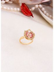 L'Atelier de Gaia Pozłacany pierścionek z masą perłową rozmiar: onesize. Różowe pierścionki damskie L'Atelier de Gaia, z perłą, pozłacane. Za 95.69 zł.