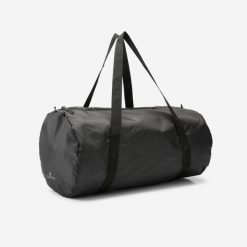 Torba fitness Domyos 30 l składana. Czarne torby sportowe Decathlon, bez wzorów, z materiału, małe. Za 24.99 zł.