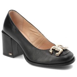 Czarne Półbuty Chebello Eleganckie Obuwie Damskie. Czarne półbuty damskie CheBello, bez wzorów, ze skóry, bez obcasa, bez zapięcia. Za 449.00 zł.