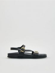 Skórzane sandały - czarny. Czarne sandały damskie Reserved, bez wzorów, ze skóry, bez obcasa, bez zapięcia. Za 169.99 zł.