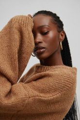 Sweter oversize z bufiastym rękawem CAMEL - RIVERO-UNI. Brązowe swetry klasyczne damskie Marsala, na lato, ze skóry, bez kołnierzyka. Za 249.90 zł.