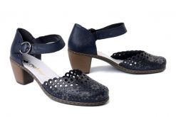 RIEKER 40902-14 blue, czółenka damskie. Niebieskie czółenka damskie Rieker, w ażurowe wzory, bez obcasa, na obcasie. Za 299.90 zł.