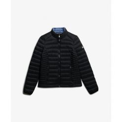 Damska kurtka puchowa Superdry Fuji Lite. Czarne kurtki damskie Superdry, bez wzorów, z puchu, bez kaptura. W wyprzedaży za 356.50 zł.