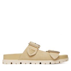 Klapki Guess. Brązowe klapki damskie Guess, z aplikacjami, bez obcasa, bez zapięcia. Za 379.99 zł.