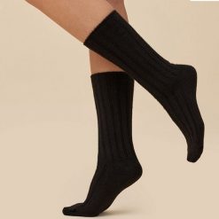 Czarne skarpetki damskie Gabriella wełna merino 1215. Czarne skarpetki damskie Gabriella, bez wzorów, z elastanu. Za 35.90 zł.