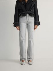 Jeansy straight z wysokim stanem - jasnoszary. Szare jeansy damskie Reserved, z podwyższonym stanem. W wyprzedaży za 55.99 zł.