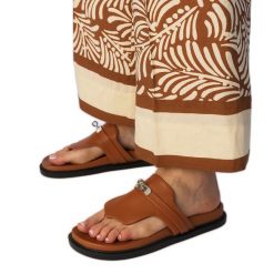 Brązowe klapki japonki eleganckie z ozdobą. Brązowe klapki damskie z aplikacjami, ze skóry, z okrągłym noskiem, bez obcasa, na platformie, bez zapięcia. Za 81.83 zł.