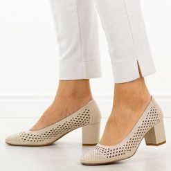 Cieliste ażurowe czółenka damskie na słupku Sergio Leone Pb848. Czółenka damskie Sergio Leone, w ażurowe wzory, ze skóry, z okrągłym noskiem, bez obcasa, na słupku. Za 169.00 zł.