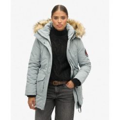 Parka z kapturem z futerka sztucznego Everest. Szare parki damskie Superdry, z kapturem. W wyprzedaży za 541.95 zł.