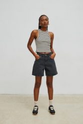 Szorty z szerokimi nogawkami w kolorze WASHED BLACK - TABOO-XS. Czarne szorty damskie Marsala, bez wzorów, z denimu. Za 299.90 zł.