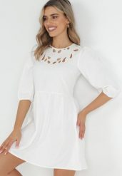 Biała Taliowana Sukienka Mini z Ażurowymi Wycięciami Przy Dekolcie Chesine. Białe sukienki damskie Born2be, w ażurowe wzory, bez ramiączek. Za 179.99 zł.