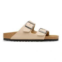 BIRKENSTOCK Arizona BF Sandcastle Klapki damskie. Brązowe klapki damskie Birkenstock, bez wzorów, z materiału, bez obcasa, bez zapięcia. Za 349.99 zł.