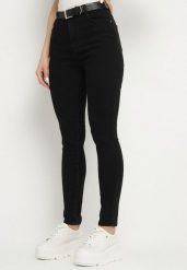 Czarne Jeansy o Dopasowanym Kroju z Wysokim Stanem Palira. Czarne jeansy damskie Born2be, bez wzorów, z jeansu. Za 79.99 zł.