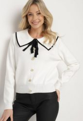 Biały Sweter z Wiskozą Ozdobiony Guzikami Wiązaniem i Kołnierzykiem Moredi. Białe swetry klasyczne damskie Born2be, z jeansu, bez kołnierzyka. Za 119.99 zł.