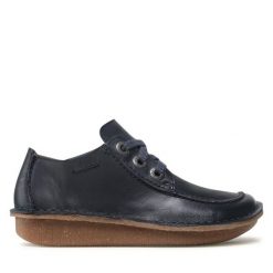 Półbuty Clarks. Niebieskie półbuty damskie Clarks, bez wzorów, bez obcasa, na płaskiej podeszwie, bez zapięcia. Za 259.99 zł.