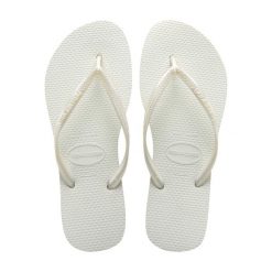 Klapki Havaianas Model 4000030 Kolor Biały. Białe klapki damskie Havaianas, bez wzorów, z gumy, bez obcasa, bez zapięcia. Za 134.65 zł.